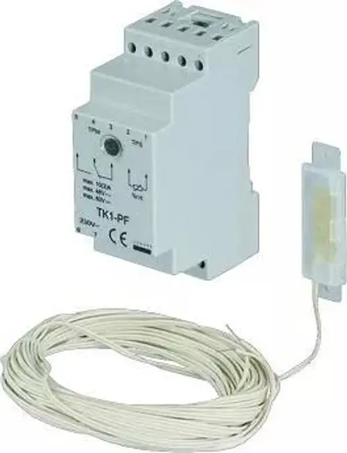 Uponor Base Kondensations-Set, bestehend aus einem weißen Steuergerät mit Anschlussmöglichkeiten und einem Kabel, zur Steuerung einer Heizungsanlage.